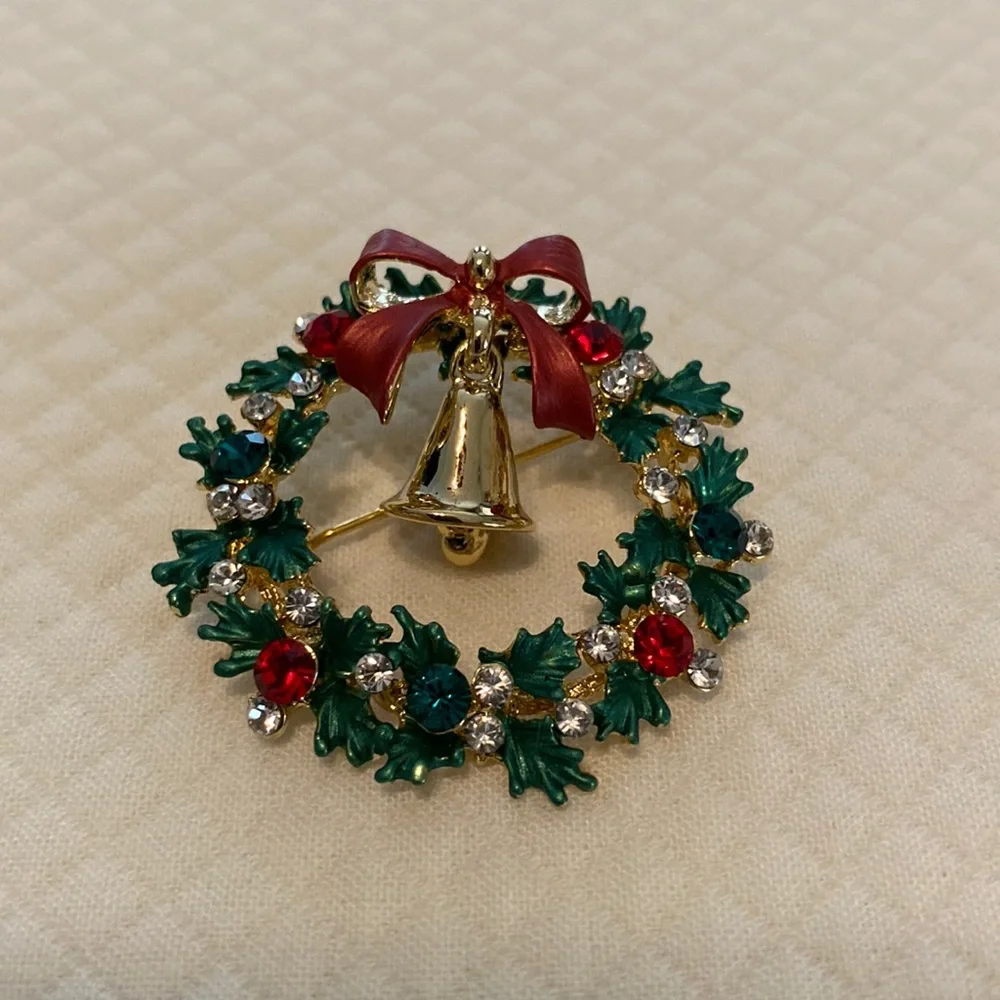 Christmas Gold Wreath Pin Brooch Green Red Crystal Stones Bow Bell Vintage